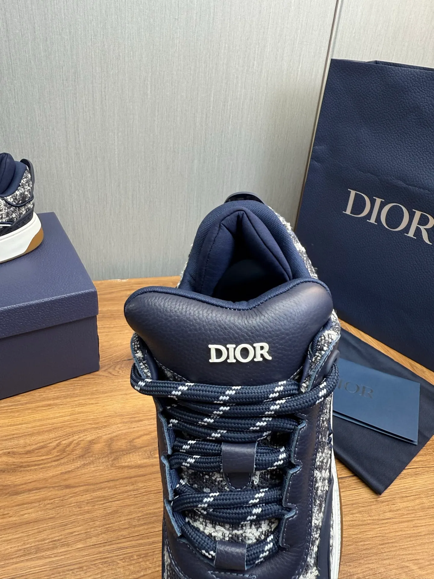 Men's shoes 💰800💰 Dior sneakers enrich the classic series with fashionable retro style. Carefully crafted, they can be paired with casual looks all year round. Dad Shoes style shoes that follow the trend of the retro market ▪️ Fabric: Original custom embroidered cowhide ▪️ Lining: Imported breathable mesh ▪️ Sole: Original molded non-slip outsole ▪️ Size: 38-45 (45 is custom-made and cannot be returned)